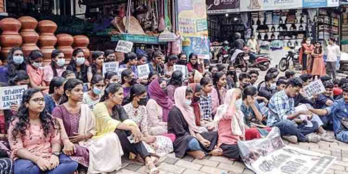 നിലമ്പൂര് ഗവ.കോളജില് വിദ്യാര്ഥികള് നടത്തിവരുന്ന പഠിപ്പ് മുടക്ക് സമരം രണ്ടാം ദിവസത്തിലേക്ക് നിലമ്പൂര് ഗവ.കോളജില് വിദ്യാര്ഥികള് നടത്തിവരുന്ന പഠിപ്പ് മുടക്ക് സമരം രണ്ടാം ദിവസത്തിലേക്ക്