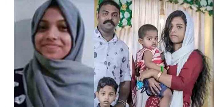 പോലീസ് ക്വാട്ടേഴ്സിലെ കൂട്ട ആത്മഹത്യ ; സിപിഒ റെനീസിന്റെ കാമുകി അറസ്റ്റിൽ പോലീസ് ക്വാട്ടേഴ്സിലെ കൂട്ട ആത്മഹത്യ ; സിപിഒ റെനീസിന്റെ കാമുകി അറസ്റ്റിൽ