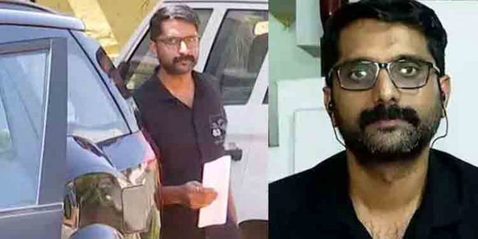 സ്വര്ണക്കടത്ത് കേസിലെ പ്രതി സരിത്തിനെ എറണാകുളം പോലീസ് ക്ലബില് ചോദ്യം ചെയ്യുന്നു സ്വര്ണക്കടത്ത് കേസിലെ പ്രതി സരിത്തിനെ എറണാകുളം പോലീസ് ക്ലബില് ചോദ്യം ചെയ്യുന്നു