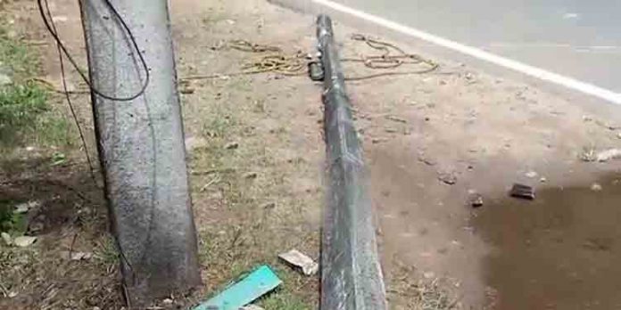 വൈദ്യുതി പോസ്റ്റ് മറിഞ്ഞുവീണു ബൈക്ക് യാത്രക്കാരന് മരിച്ചു വൈദ്യുതി പോസ്റ്റ് മറിഞ്ഞുവീണു ബൈക്ക് യാത്രക്കാരന് മരിച്ചു