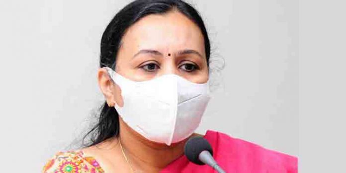 മെഡിക്കല് കോളേജ് ആശുപത്രികളിലെ ഡോക്ടര്മാരുടെ സ്വകാര്യ പ്രാക്ടീസ് അനുവദിക്കില്ലെന്ന് ആരോഗ്യമന്ത്രി വീണ ജോര്ജ് മെഡിക്കല് കോളേജ് ആശുപത്രികളിലെ ഡോക്ടര്മാരുടെ സ്വകാര്യ പ്രാക്ടീസ് അനുവദിക്കില്ലെന്ന് ആരോഗ്യമന്ത്രി വീണ ജോര്ജ്
