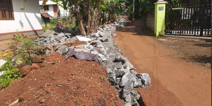 വിധവയായ വീട്ടമ്മയുടെ വീടിന്റെ സംരക്ഷണഭിത്തി ഒരു സംഘം ആളുകൾ ഇടിച്ചു തകർത്തു വിധവയായ വീട്ടമ്മയുടെ വീടിന്റെ സംരക്ഷണഭിത്തി ഒരു സംഘം ആളുകൾ ഇടിച്ചു തകർത്തു