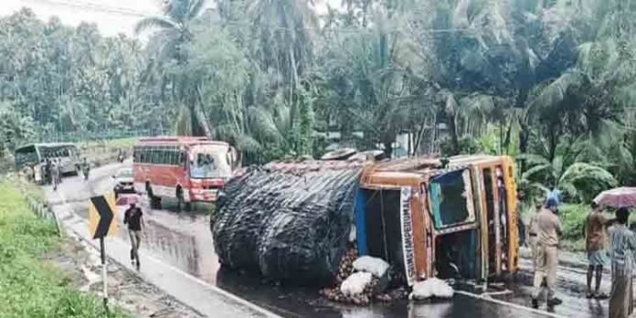ചരക്കുലോറിയും വനം വകുപ്പിന്റെ ബസും കൂട്ടിയിടിച്ച് 20 ലധികംപേര്ക്ക് പരിക്ക് ചരക്കുലോറിയും വനം വകുപ്പിന്റെ ബസും കൂട്ടിയിടിച്ച് 20 ലധികംപേര്ക്ക് പരിക്ക്
