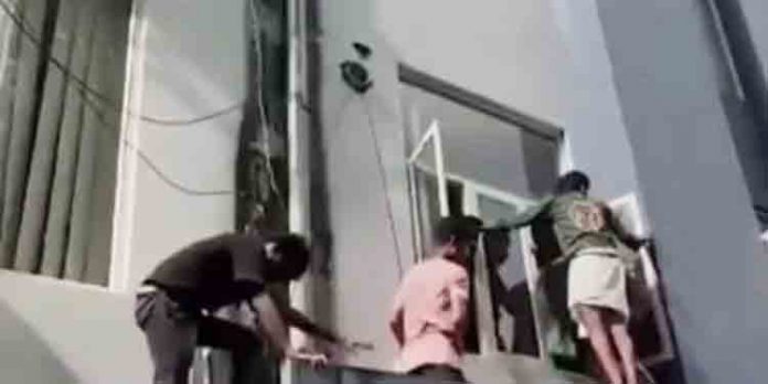 രാഹുല് ഗാന്ധിയുടെ ഓഫീസ് ആക്രമണം : ആരോഗ്യമന്ത്രി വീണാ ജോര്ജ്ജിന്റെ പേഴ്സണല് സ്റ്റാഫിനെ പ്രതിചേര്ത്തു രാഹുല് ഗാന്ധിയുടെ ഓഫീസ് ആക്രമണം : ആരോഗ്യമന്ത്രി വീണാ ജോര്ജ്ജിന്റെ പേഴ്സണല് സ്റ്റാഫിനെ പ്രതിചേര്ത്തു