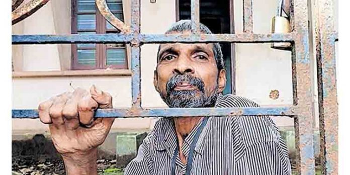 വീട്ടുതടങ്കലില് പാര്പ്പിച്ചിരുന്ന അറുപതുകാരനെ രക്ഷപ്പെടുത്തി വീട്ടുതടങ്കലില് പാര്പ്പിച്ചിരുന്ന അറുപതുകാരനെ രക്ഷപ്പെടുത്തി