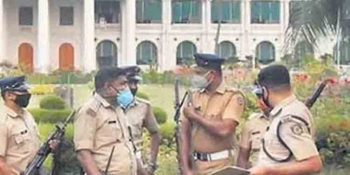 സെക്രട്ടറയേറ്റിന്റെ മതില് ചാടിക്കടന്ന മാനസിക രോഗിയെ ആശുപത്രിയിലാക്കി പോലീസ് സെക്രട്ടറയേറ്റിന്റെ മതില് ചാടിക്കടന്ന മാനസിക രോഗിയെ ആശുപത്രിയിലാക്കി പോലീസ്