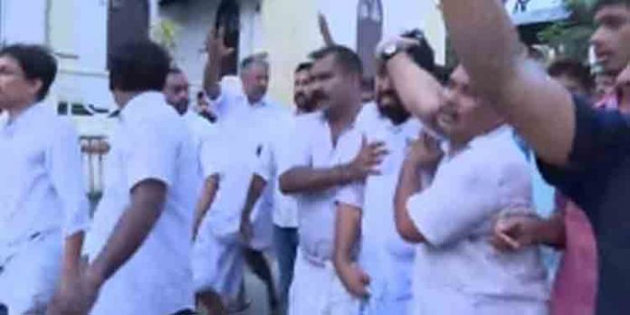 കോട്ടയത്ത് പ്രതിഷേധ പ്രകടനത്തിനിടെ പോലീസിനെ ആക്രമിച്ച സംഭവത്തില് ആറ് കോണ്ഗ്രസ് പ്രവര്ത്തകര് അറസ്റ്റില് കോട്ടയത്ത് പ്രതിഷേധ പ്രകടനത്തിനിടെ പോലീസിനെ ആക്രമിച്ച സംഭവത്തില് ആറ് കോണ്ഗ്രസ് പ്രവര്ത്തകര് അറസ്റ്റില്