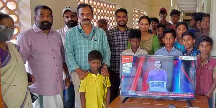 റസിഡന്ഷ്യന് ഹോസ്റ്റലിലേയ്ക്ക് ടിവി സമ്മാനമായി നൽകി യുവദമ്പതികള് റസിഡന്ഷ്യന് ഹോസ്റ്റലിലേയ്ക്ക് ടിവി സമ്മാനമായി നൽകി യുവദമ്പതികള്