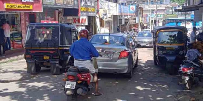 താലൂക്ക് ആശുപത്രി റോഡ് അടച്ചു വാഹന പാർക്കിംങ്ങ് ; നടപടിയെടുക്കാൻ അധികൃതര് തയ്യാറാകുന്നില്ലെന്നു പരാതി താലൂക്ക് ആശുപത്രി റോഡ് അടച്ചു വാഹന പാർക്കിംങ്ങ് ; നടപടിയെടുക്കാൻ അധികൃതര് തയ്യാറാകുന്നില്ലെന്നു പരാതി