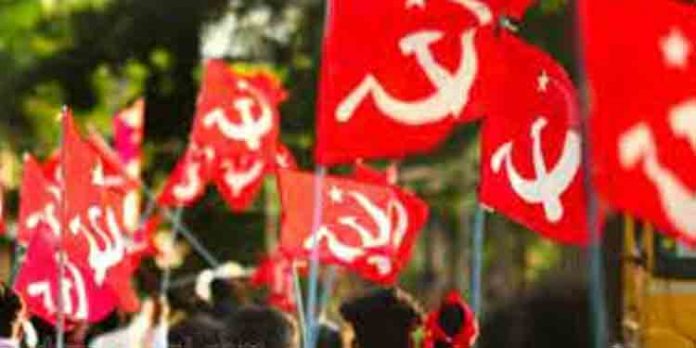 സിപിഎം നിര്മ്മിച്ചു നല്കുന്ന വീടിന് വേണ്ടി പിരിവു നല്കാന് വിസമ്മതിച്ച യുവാവിനെ പാര്ട്ടി പ്രവര്ത്തകര് ആക്രമിച്ചതായി പരാതി സിപിഎം നിര്മ്മിച്ചു നല്കുന്ന വീടിന് വേണ്ടി പിരിവു നല്കാന് വിസമ്മതിച്ച യുവാവിനെ പാര്ട്ടി പ്രവര്ത്തകര് ആക്രമിച്ചതായി പരാതി