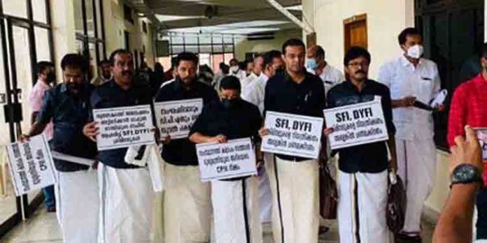 പ്രതിപക്ഷത്തിന്റെ പ്രതിഷേധത്തോടെ … കേരള നിയമസഭയുടെ അഞ്ചാം സമ്മേളനത്തിന് തുടക്കം പ്രതിപക്ഷത്തിന്റെ പ്രതിഷേധത്തോടെ … കേരള നിയമസഭയുടെ അഞ്ചാം സമ്മേളനത്തിന് തുടക്കം
