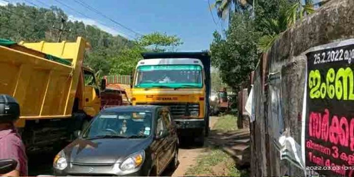 കുമ്പഴ വെട്ടൂർ റോഡിൽ പോലീസിന്റെ വാഹന പരിശോധന ജനങ്ങൾക്ക് ബുദ്ധിമുട്ട് സൃഷ്ടിക്കുന്നു കുമ്പഴ വെട്ടൂർ റോഡിൽ പോലീസിന്റെ വാഹന പരിശോധന ജനങ്ങൾക്ക് ബുദ്ധിമുട്ട് സൃഷ്ടിക്കുന്നു
