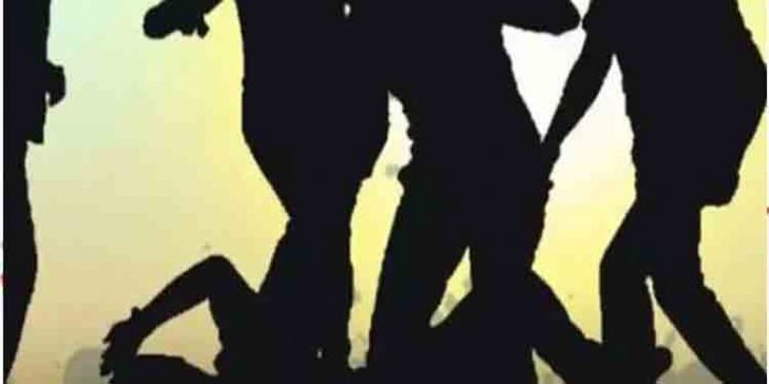 സിപിഎം പ്രാദേശിക നേതാവിന്റെ നേതൃത്വത്തില് വീടുകയറി അക്രമം ; യുവാവിന് ഗുരുതര പരുക്ക് സിപിഎം പ്രാദേശിക നേതാവിന്റെ നേതൃത്വത്തില് വീടുകയറി അക്രമം ; യുവാവിന് ഗുരുതര പരുക്ക്
