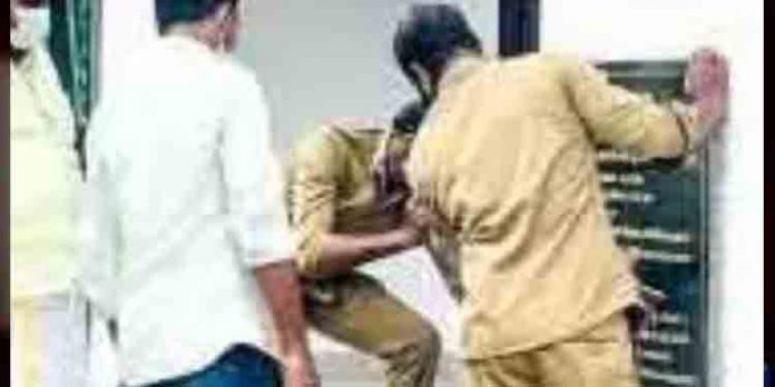 പകല്വീടിന്റെ ശിലാഫലകം സ്ഥാപിച്ചത് വിവാദമായി മാറിയതോടെ പൊളിച്ചു നീക്കി പകല്വീടിന്റെ ശിലാഫലകം സ്ഥാപിച്ചത് വിവാദമായി മാറിയതോടെ പൊളിച്ചു നീക്കി