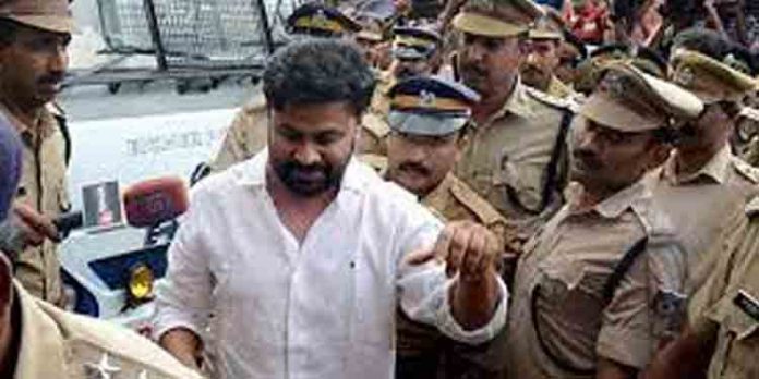 ദിലീപിന്റെ ജാമ്യം റദ്ദാക്കണമെന്ന പ്രോസിക്യൂഷന് ഹര്ജിയില് വിചാരണ കോടതി ഇന്ന് വിധി പറയും ദിലീപിന്റെ ജാമ്യം റദ്ദാക്കണമെന്ന പ്രോസിക്യൂഷന് ഹര്ജിയില് വിചാരണ കോടതി ഇന്ന് വിധി പറയും
