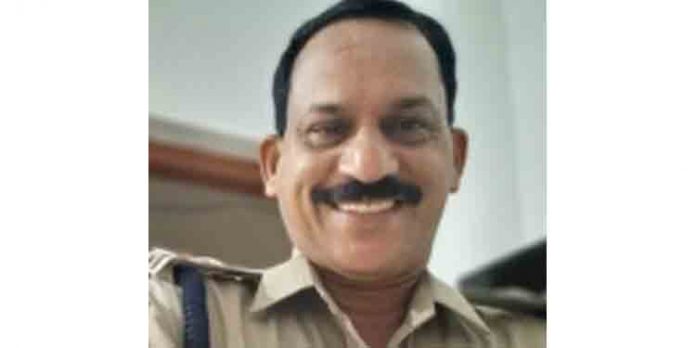 പോലീസ് ഉദ്യോഗസ്ഥനെ വീടിനുള്ളില് തൂങ്ങി മരിച്ചനിലയില് കണ്ടെത്തി പോലീസ് ഉദ്യോഗസ്ഥനെ വീടിനുള്ളില് തൂങ്ങി മരിച്ചനിലയില് കണ്ടെത്തി