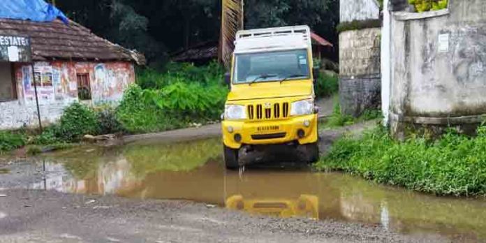 വെച്ചൂച്ചിറ എ.ടി.എം ഓഡിറ്റോറിയത്തിന് മുൻപിലെ വെള്ളക്കെട്ട് യാത്രക്കാർക്ക് ബുദ്ധിമുട്ടായി മാറുന്നു വെച്ചൂച്ചിറ എ.ടി.എം ഓഡിറ്റോറിയത്തിന് മുൻപിലെ വെള്ളക്കെട്ട് യാത്രക്കാർക്ക് ബുദ്ധിമുട്ടായി മാറുന്നു