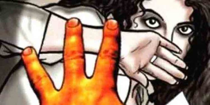ട്രെയിനില് 16കാരിക്ക് ഉപദ്രവം : പ്രതികള് മൊബൈല്ഫോണ് ഓഫാക്കി ഒളിവില് ട്രെയിനില് 16കാരിക്ക് ഉപദ്രവം : പ്രതികള് മൊബൈല്ഫോണ് ഓഫാക്കി ഒളിവില്