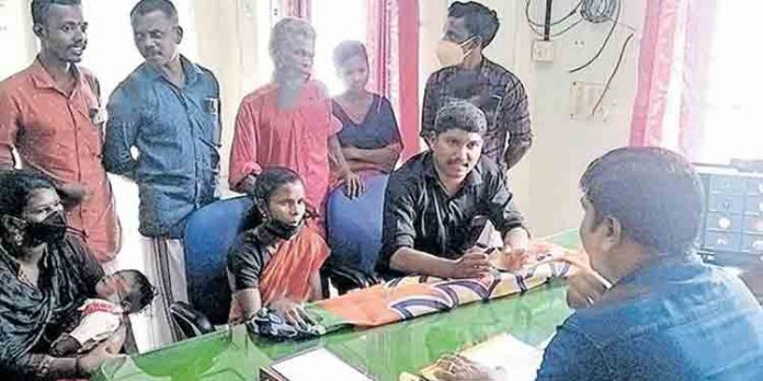 വീട് തുറന്നു നല്കാത്തതിനെ തുടര്ന്ന് ആദിവാസിയുടെ മൃതദേഹം വീടിന് പുറത്ത് പൊതുദര്ശനത്തിന് വെച്ച് ബന്ധുക്കള് വീട് തുറന്നു നല്കാത്തതിനെ തുടര്ന്ന് ആദിവാസിയുടെ മൃതദേഹം വീടിന് പുറത്ത് പൊതുദര്ശനത്തിന് വെച്ച് ബന്ധുക്കള്