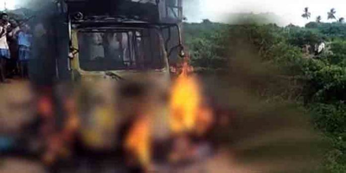 വൈദ്യുതികമ്പി ഓട്ടോറിക്ഷയുടെ മുകളിലേക്ക് പൊട്ടിവീണ് അഞ്ചു പേർ മരിച്ചു വൈദ്യുതികമ്പി ഓട്ടോറിക്ഷയുടെ മുകളിലേക്ക് പൊട്ടിവീണ് അഞ്ചു പേർ മരിച്ചു