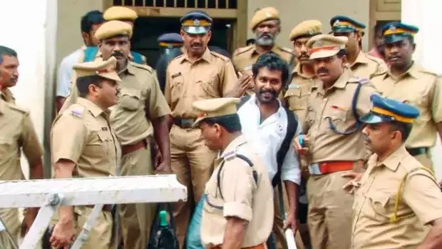 ഗുണ്ടാനേതാവ് മരട് അനീഷ് മയക്കുമരുന്നുമായി പിടിയിൽ ഗുണ്ടാനേതാവ് മരട് അനീഷ് മയക്കുമരുന്നുമായി പിടിയിൽ