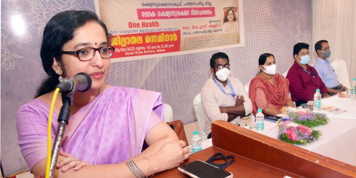 ഏകാരോഗ്യം മനുഷ്യരാശിക്ക് അനിവാര്യമായ സംഘടിത നീക്കം : ജില്ലാ കളക്ടര് ഏകാരോഗ്യം മനുഷ്യരാശിക്ക് അനിവാര്യമായ സംഘടിത നീക്കം : ജില്ലാ കളക്ടര്