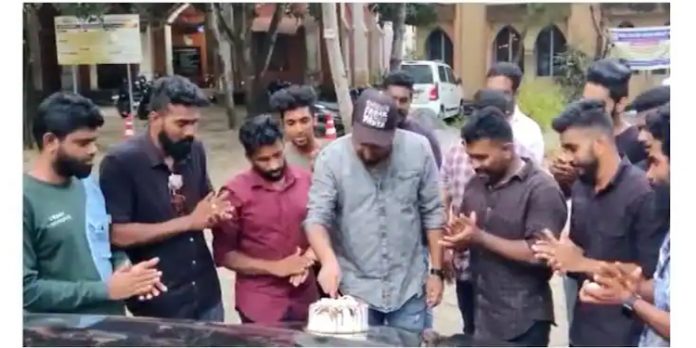 മയക്കുമരുന്ന് കേസില് ജാമ്യം ; ഗുണ്ടകൾ കോടതി വളപ്പിൽ കേക്ക് മുറിച്ച് ആഘോഷിച്ചു മയക്കുമരുന്ന് കേസില് ജാമ്യം ; ഗുണ്ടകൾ കോടതി വളപ്പിൽ കേക്ക് മുറിച്ച് ആഘോഷിച്ചു