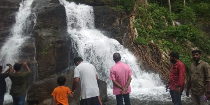 മണ്ണീറ വെള്ളച്ചാട്ടത്തിൽ സഞ്ചാരികളുടെ തിരക്ക് വർധിക്കുന്നു മണ്ണീറ വെള്ളച്ചാട്ടത്തിൽ സഞ്ചാരികളുടെ തിരക്ക് വർധിക്കുന്നു