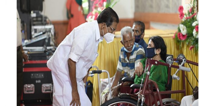 ‘ഇതെന്റെ 32 വര്ഷത്തെ മനോഹര നിമിഷം’ ; ഭിന്നശേഷിക്കാരുടെ മുന്നില് വികാരനിര്ഭരനായി ചാഴികാടന് എംപി – കയ്യടിച്ച് സദസ് ‘ഇതെന്റെ 32 വര്ഷത്തെ മനോഹര നിമിഷം’ ; ഭിന്നശേഷിക്കാരുടെ മുന്നില് വികാരനിര്ഭരനായി ചാഴികാടന് എംപി – കയ്യടിച്ച് സദസ്