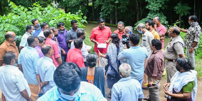 ജലം മലിനമാക്കുന്ന പാറമടയ്ക്കെതിരെ കർശന നടപടി സ്വീകരിക്കാൻ നിർദ്ദേശം നൽകി എം.എൽ.എ ജലം മലിനമാക്കുന്ന പാറമടയ്ക്കെതിരെ കർശന നടപടി സ്വീകരിക്കാൻ നിർദ്ദേശം നൽകി എം.എൽ.എ