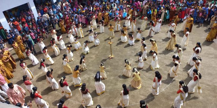 നവാഗതരെ വരവേറ്റ് പ്രവേശനോത്സവം : 65 കുട്ടികൾ അണിനിരന്ന് മെഗാ തിരുവാതിര നവാഗതരെ വരവേറ്റ് പ്രവേശനോത്സവം : 65 കുട്ടികൾ അണിനിരന്ന് മെഗാ തിരുവാതിര