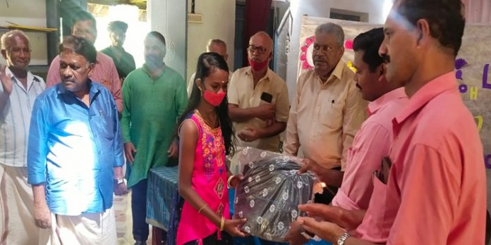 സ്കൂൾ ബാഗ് വിതരണം ചെയ്തു സ്കൂൾ ബാഗ് വിതരണം ചെയ്തു