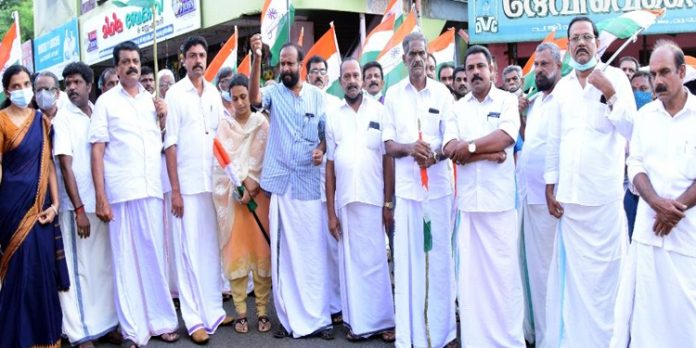 മലയാലപ്പുഴയിൽ കരിദിനം ആചരിച്ചു മലയാലപ്പുഴയിൽ കരിദിനം ആചരിച്ചു