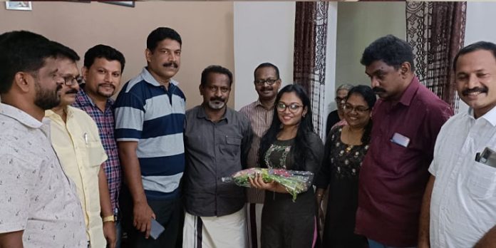 സിവിൽ സർവ്വീസ് പരീക്ഷയിൽ 371-ാം റാങ്ക് നേടിയ ഹൃദ്യയെ ആദരിച്ചു സിവിൽ സർവ്വീസ് പരീക്ഷയിൽ 371-ാം റാങ്ക് നേടിയ ഹൃദ്യയെ ആദരിച്ചു