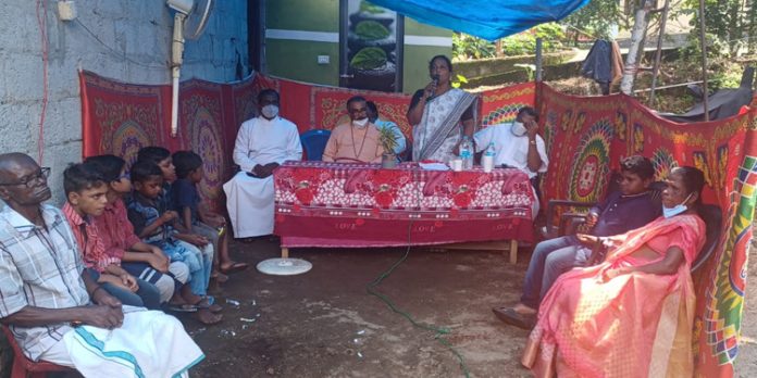 സ്കൂൾ കുട്ടികൾക്കുള്ള പഠനോപകരണ വിതരണം നടത്തി സ്കൂൾ കുട്ടികൾക്കുള്ള പഠനോപകരണ വിതരണം നടത്തി