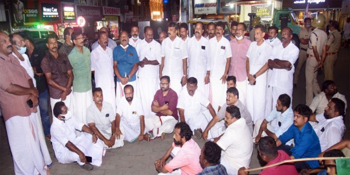 രാഹുൽ ഗാന്ധിയുടെ ഓഫീസിനുനേരെ നടന്ന ആക്രമണം സ്വർണക്കടത്തിൽ നിന്നും ശ്രദ്ധ തിരിക്കാൻ : സതീഷ് കൊച്ചുപറമ്പിൽ രാഹുൽ ഗാന്ധിയുടെ ഓഫീസിനുനേരെ നടന്ന ആക്രമണം സ്വർണക്കടത്തിൽ നിന്നും ശ്രദ്ധ തിരിക്കാൻ : സതീഷ് കൊച്ചുപറമ്പിൽ