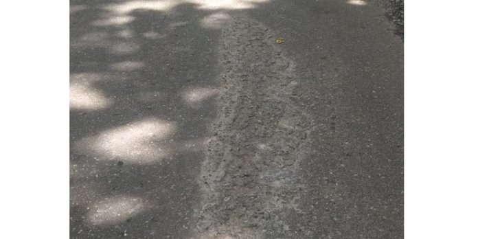 റോഡിൽ കോൺക്രീറ്റ് മിക്സിംഗ് വീഴുന്നത് പതിവാകുന്നു റോഡിൽ കോൺക്രീറ്റ് മിക്സിംഗ് വീഴുന്നത് പതിവാകുന്നു