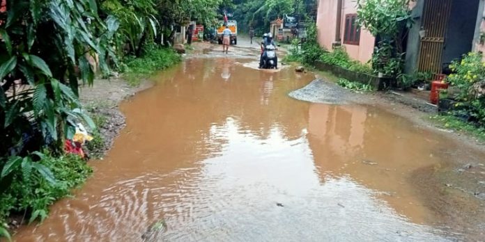 റോഡ് കുളമായി രണ്ടരവർഷം ; അധികൃതർക്ക് ഗുരുതരമായ നിസ്സംഗത റോഡ് കുളമായി രണ്ടരവർഷം ; അധികൃതർക്ക് ഗുരുതരമായ നിസ്സംഗത