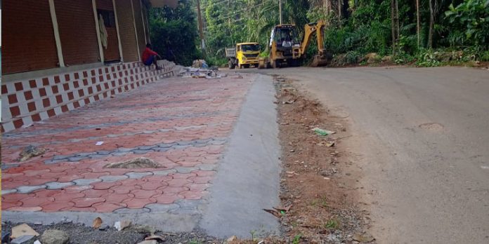 പൊതുമരാമത്ത് വകുപ്പ് റോഡ് കൈയ്യേറി പൂട്ടുകട്ട പാകിയതായി പരാതി പൊതുമരാമത്ത് വകുപ്പ് റോഡ് കൈയ്യേറി പൂട്ടുകട്ട പാകിയതായി പരാതി