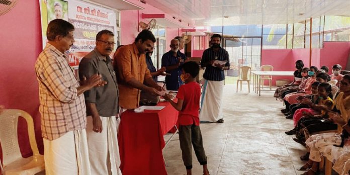 കുട്ടികൾക്ക് പഠനോപകരണങ്ങൾ വിതരണം ചെയ്തു കുട്ടികൾക്ക് പഠനോപകരണങ്ങൾ വിതരണം ചെയ്തു