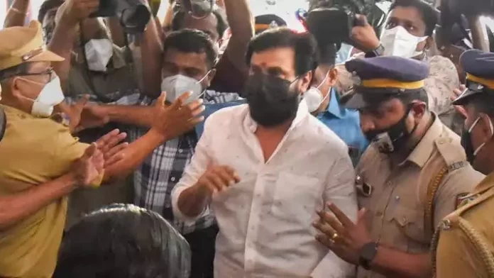 നടിയെ ആക്രമിച്ച കേസ് ; ഹാജരാക്കാത്ത രണ്ട് ഫോണുകളുടെ വിവരങ്ങൾ ക്രൈംബ്രാഞ്ചിന് നടിയെ ആക്രമിച്ച കേസ് ; ഹാജരാക്കാത്ത രണ്ട് ഫോണുകളുടെ വിവരങ്ങൾ ക്രൈംബ്രാഞ്ചിന്