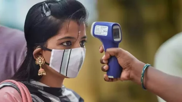 രാജ്യത്ത് കോവിഡ് കേസുകള് വര്ധിക്കുന്നു ; വിമാനത്തില് മാസ്ക് വീണ്ടും നിര്ബന്ധം രാജ്യത്ത് കോവിഡ് കേസുകള് വര്ധിക്കുന്നു ; വിമാനത്തില് മാസ്ക് വീണ്ടും നിര്ബന്ധം