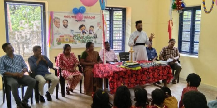മൂഴിയാർ സ്കൂളിൽ പഠനോപകരണ വിതരണം നടത്തി മൂഴിയാർ സ്കൂളിൽ പഠനോപകരണ വിതരണം നടത്തി