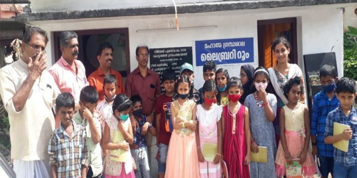 കുട്ടികൾക്ക് പുസ്തകം നൽകി മഹാത്മാ ഗ്രന്ഥശാല കുട്ടികൾക്ക് പുസ്തകം നൽകി മഹാത്മാ ഗ്രന്ഥശാല