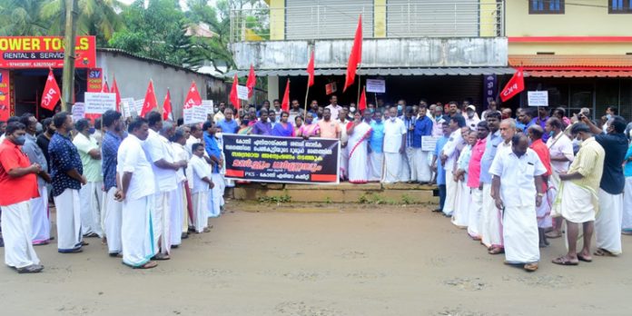 ബാലിക സദനത്തിലെ പെൺകുട്ടിയുടെ ദുരൂഹമരണത്തെ കുറിച്ച് അന്വേഷിക്കണം ; പ്രതിഷേധ മാർച്ച് നടത്തി ബാലിക സദനത്തിലെ പെൺകുട്ടിയുടെ ദുരൂഹമരണത്തെ കുറിച്ച് അന്വേഷിക്കണം ; പ്രതിഷേധ മാർച്ച് നടത്തി