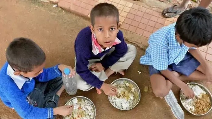 കുട്ടികൾക്കു ഭക്ഷ്യവിഷബാധയേറ്റ സംഭവത്തിൽ അങ്കണവാടി ജീവനക്കാർക്ക് സസ്പെൻഷൻ കുട്ടികൾക്കു ഭക്ഷ്യവിഷബാധയേറ്റ സംഭവത്തിൽ അങ്കണവാടി ജീവനക്കാർക്ക് സസ്പെൻഷൻ