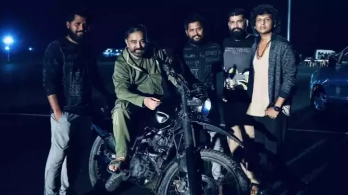 വിക്രമിലെ അസിസ്റ്റന്റ് ഡയറക്ടർമാർക്ക് ഒരു ലക്ഷത്തിന്റെ ബൈക്ക് സമ്മാനിച്ച് കമൽഹാസൻ വിക്രമിലെ അസിസ്റ്റന്റ് ഡയറക്ടർമാർക്ക് ഒരു ലക്ഷത്തിന്റെ ബൈക്ക് സമ്മാനിച്ച് കമൽഹാസൻ