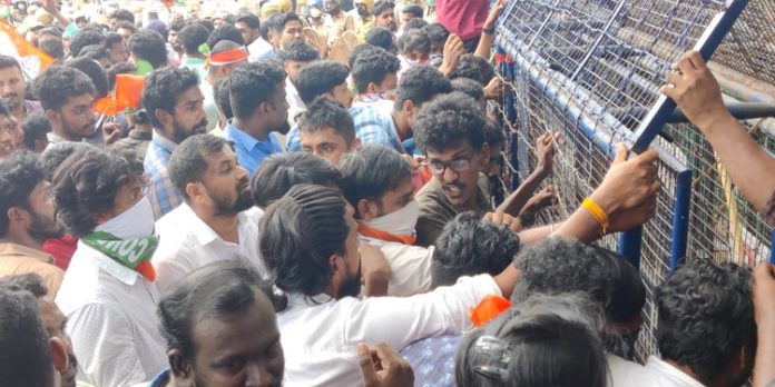 മുഖ്യമന്ത്രിയ്ക്ക് എതിരെ യൂത്ത് കോണ്ഗ്രസ് പ്രവർത്തകർ നടത്തിയ മാർച്ചിൽ സംഘർഷം മുഖ്യമന്ത്രിയ്ക്ക് എതിരെ യൂത്ത് കോണ്ഗ്രസ് പ്രവർത്തകർ നടത്തിയ മാർച്ചിൽ സംഘർഷം