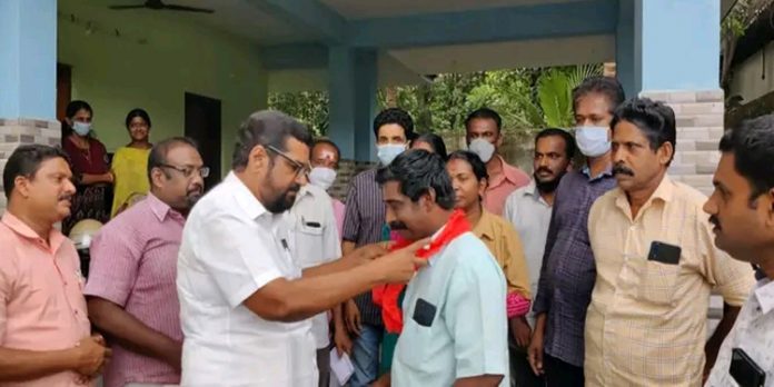 കോൺഗ്രസ്സിൽ നിന്നും നിരവധി ആളുകൾ സി പി ഐയിലേക്ക് കോൺഗ്രസ്സിൽ നിന്നും നിരവധി ആളുകൾ സി പി ഐയിലേക്ക്