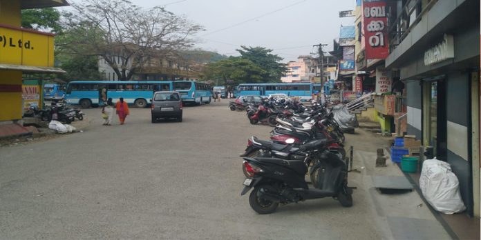 ഇട്ടിയപ്പാറ സ്വകാര്യ ബസ് സ്റ്റാന്ഡ് ട്രാഫിക് നിയമ ലംഘനങ്ങളുടെ കേന്ദ്രമായി മാറുന്നതായി ആക്ഷേപം ഇട്ടിയപ്പാറ സ്വകാര്യ ബസ് സ്റ്റാന്ഡ് ട്രാഫിക് നിയമ ലംഘനങ്ങളുടെ കേന്ദ്രമായി മാറുന്നതായി ആക്ഷേപം